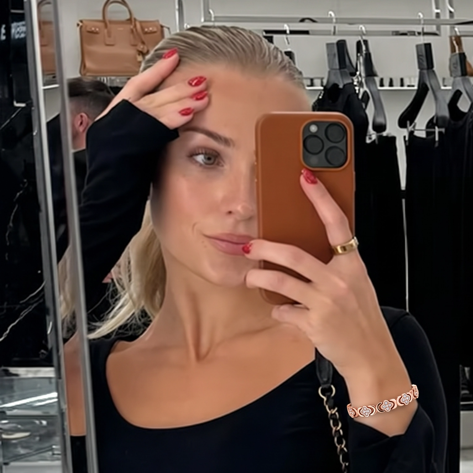 files/auralis_female_lifestyle5_square_de.png